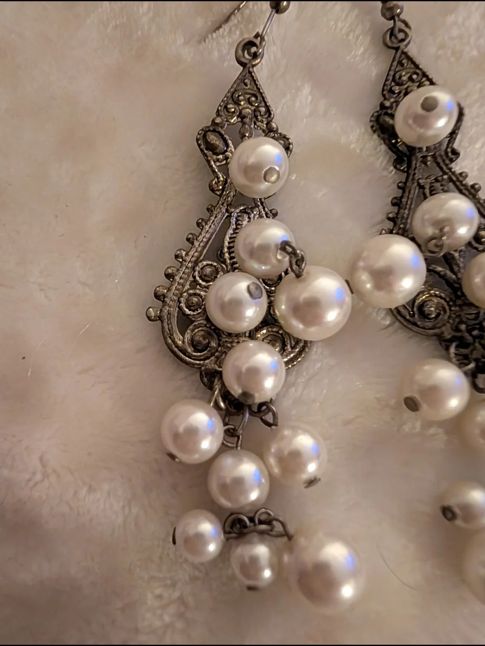 Elegant Pearl Dangle Earrings - Vintage-Style